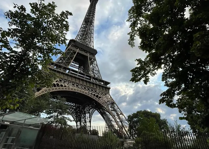 Bonito Cerca De La Torre Eiffel Paříž