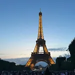 Bonito Cerca De La Torre Eiffel Paris