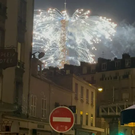 Bonito Cerca De La Torre Eiffel * Paříž