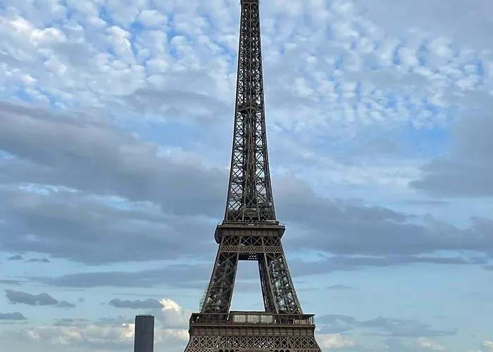 Bonito Cerca De La Torre Eiffel