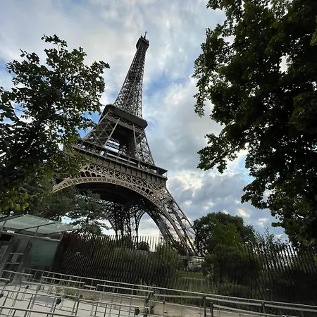 Bonito Cerca De La Torre Eiffel Paris