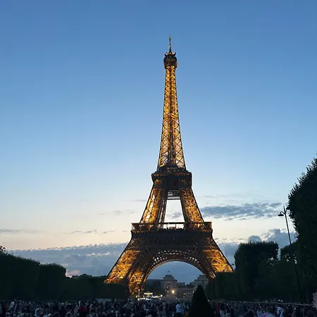 Bonito Cerca De La Torre Eiffel Paris